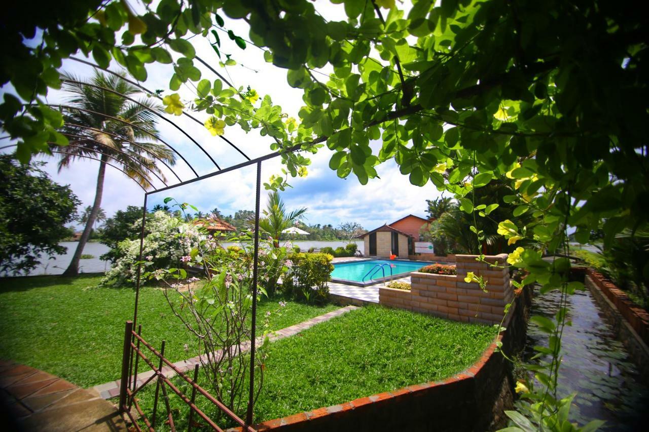 Green Palace Ayurveda Resort, Alleppey Alappuzha Exteriör bild