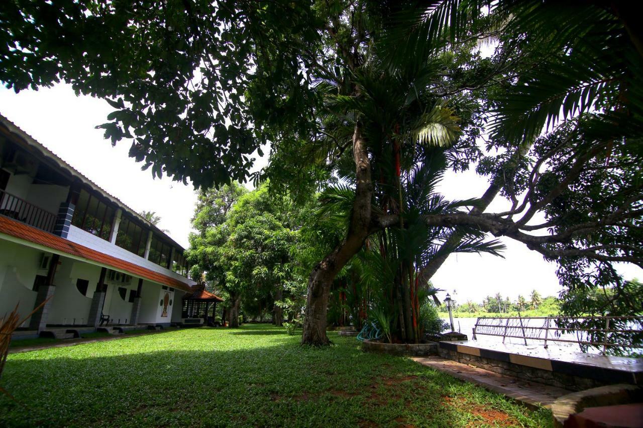 Green Palace Ayurveda Resort, Alleppey Alappuzha Exteriör bild